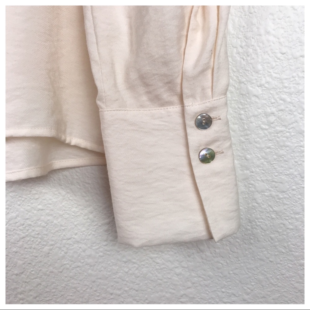 NWT Vince. Fitted Shaped Sleeve V-Neck Blouse in Cream Size XS - Picture 10 of 12